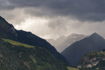 Sommergewitter und Unwetterstimmung im Tal in Matrei, Österreich