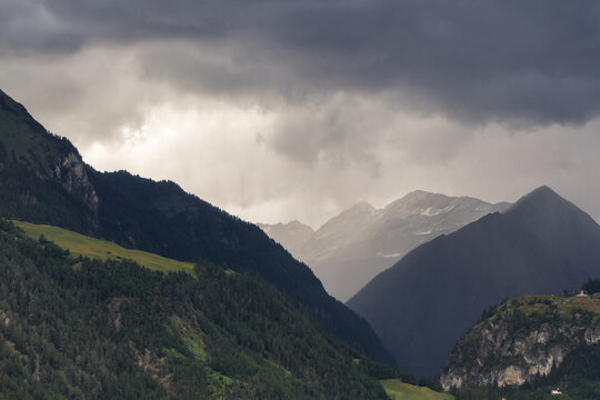 Sommergewitter und Unwetterstimmung im Tal in Matrei, &Ouml;sterreich