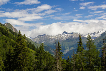 Obraz premium Panoramablick einer Gebirgskette im Nationalpark Hohe Tauern in Matrei, Österreich