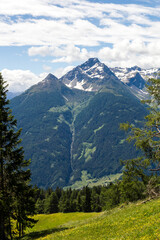 Panoramablick einer Gebirgskette im Nationalpark Hohe Tauern in Matrei, Österreich