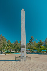 Obraz premium Obelisco en la Plaza San Martin en la ciudad de Castelli - Chaco - Argentina