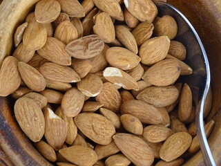 Maneln in einer Schale