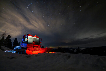 Die Pistenraupe im Sternenhimmel