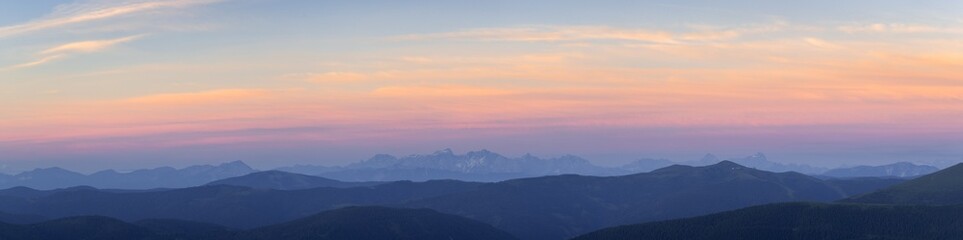 Obraz premium Das Bergpanorama bei Sonnenaufgang