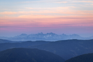 Der Gebiergszug bei Sonnenaufgang