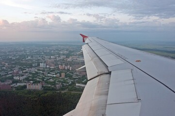Fototapeta na wymiar The city is visible under the wing of the plane