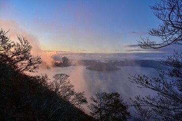 Fototapeta na wymiar 展望台から見た朝日に染まる雲海と十和田湖のコラボ情景＠青森