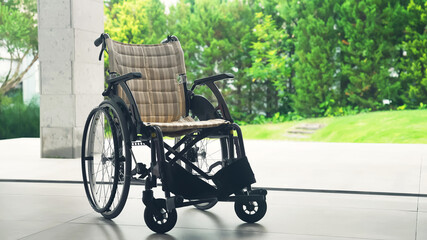 Fototapeta na wymiar 車椅子と緑の背景