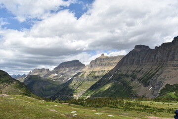 Obraz premium Beautiful views of the tall mountains and deep valleys in Glacier National Park, Montana.