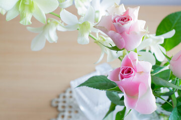 花瓶に生けられた小さなピンクのバラ