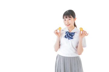 おやつを食べる制服姿の女子学生