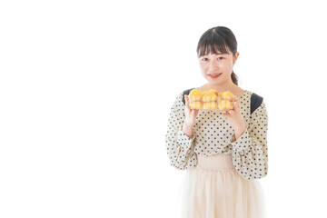 おやつを食べる若い女性