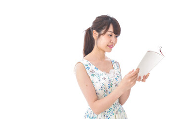 読書をする若い女性