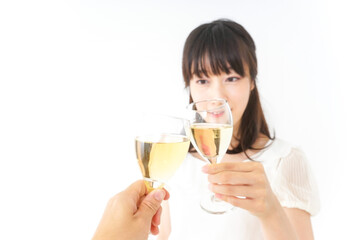 ワインを飲む若い女性