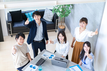 コンサルティング会社で働くビジネスパーソン