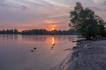 Sonnenaufgang am Flußufer