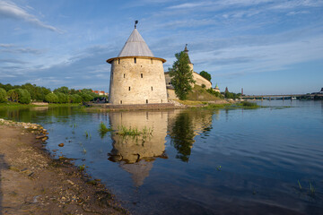 Fototapeta na wymiar The Fat tower of the Pskov Kremlin in the cityscape on a July day. Pskov, Russia