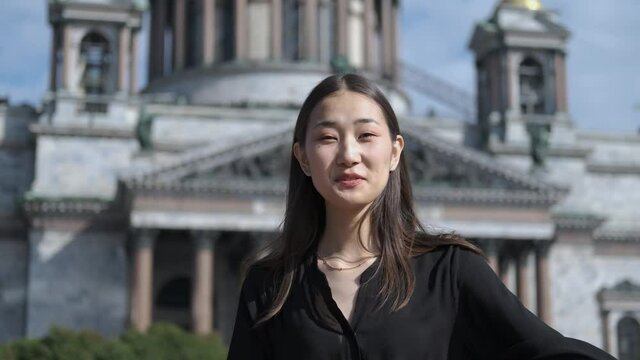 happy Asian blogger talks about St. Isaac's Cathedral