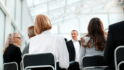 Obraz premium rear view. business seminar participants sitting in the conference room