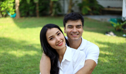 Obraz premium Happiness young couple relaxation and traveling at public park.