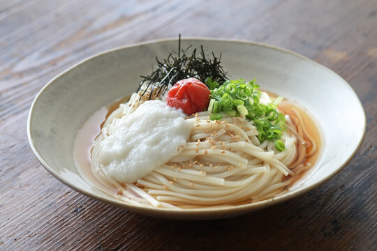 夏の冷やしぶっかけうどん