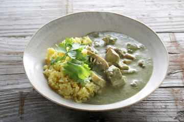 暑い夏に食べるココナッツ風味のタイカレーとパクチーの葉っぱ