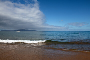 Fototapeta na wymiar Seaside view of beach, summer vacation background. Surf splashing tide.