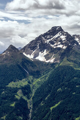 Fototapeta premium Panoramablick einer Gebirgskette im Nationalpark Hohe Tauern in Matrei, Österreich