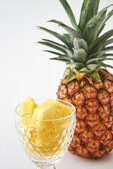 パイナップルの実を白バックで