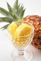 パイナップルの実を白バックで