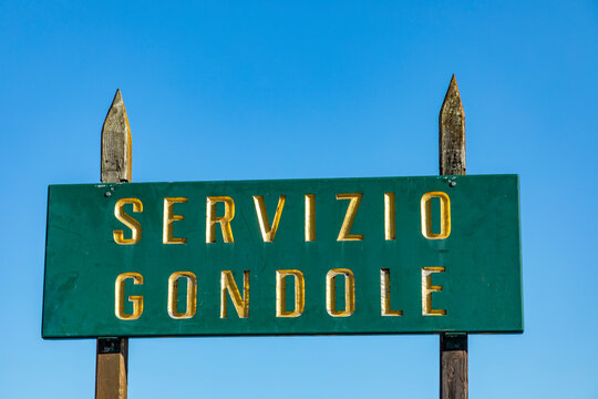 stop sign for gondolas and entering point - Servicio gondole - gondola service