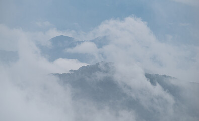 雲に覆われた山
