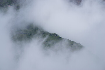 雲に覆われる夏山　