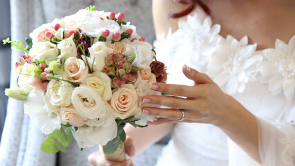 Obraz na płótnie Canvas bride holding flower bouquet, close up
