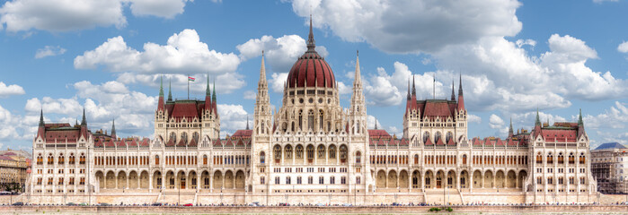Fototapeta na wymiar Frontalansicht des ungarischen Parlamentsgebäudes in Budpest