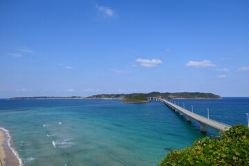 海士ヶ瀬戸海峡に架かる角島大橋。下関、山口、日本。10月中旬。