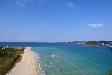 海士ヶ瀬戸海峡に架かる角島大橋。下関、山口、日本。10月中旬。