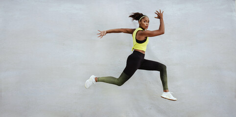 Fitness woman jumping - obrazy, fototapety, plakaty