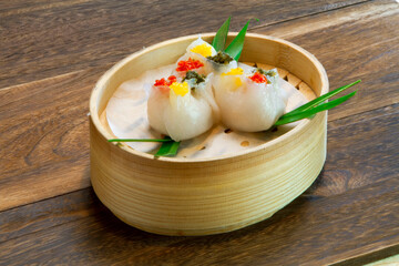 steamed fresh seafood prawn pork meat crystal dumpling ball har gao in bamboo basket Hong Kong vegan dim sum menu