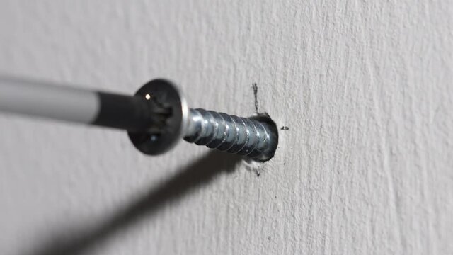 Removing the screw from the wall and filling the hole with putty