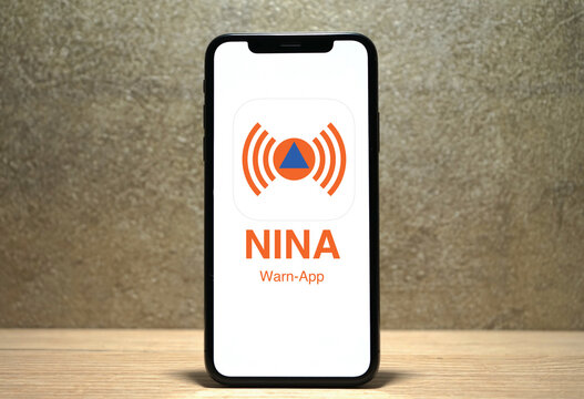 NINA Warn-App wird auf einem Smartphone angezeigt, Notfall-Informations- und Nachrichten-App, Bundesamt f&uuml;r Bev&ouml;lkerungsschutz und Katastrophenhilfe, Unwetterwarnung, Gefahrenlage, Krisenmanagement 
