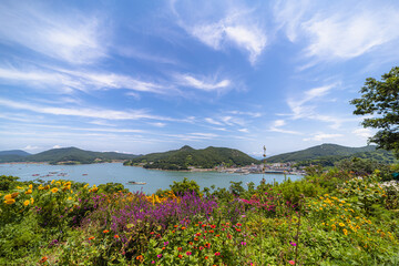 바닷가 작은 섬위의 꽃이 가득한 정원과 바다 풍경