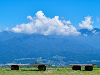 7月半ば（夏）・午前中、福島てっぺん公園 ベンチ越しに中央アルプスを眺める 長野県 豊丘村