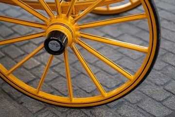 Rueda de carro de caballo en las calles de sevilla