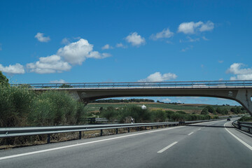 Tomas desde coche por carreteras de andalucia con nubes esponjosas y tuneles de paso