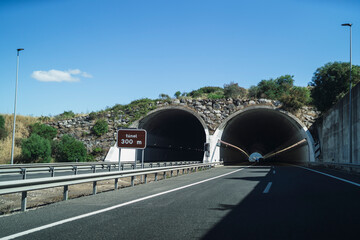 Tomas desde coche por carreteras de andalucia con nubes esponjosas y tuneles de paso
