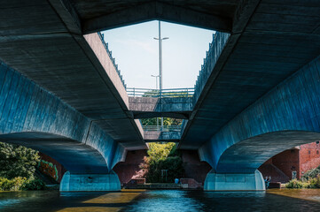 Unter einer Brücke über den Aasee in Münster © hespasoft