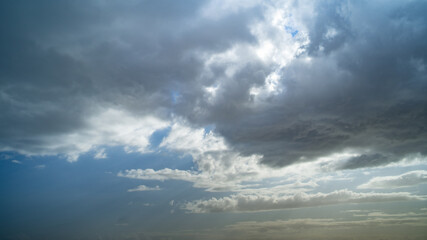 Fototapeta na wymiar 晴れ間ののぞく雨雲