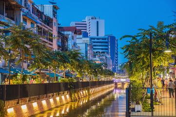 bangkok-Thailand: 11 NOV 2020:unacquainted people Come to visit  Khlong Ong Ang Canal walking...