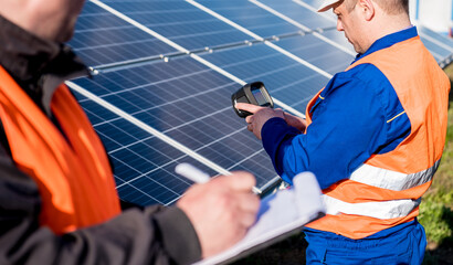 Inspector examination of photovoltaic modules using a thermal imaging camera